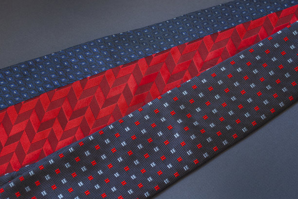 三种不同的男士领带，时尚的配件，俯视图，平躺。父亲节，购物和贺卡的概念图片下载