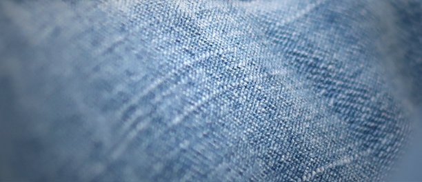 抽象背景，纺织材料，白色-浅蓝色，纹理效果，聚光灯图片下载