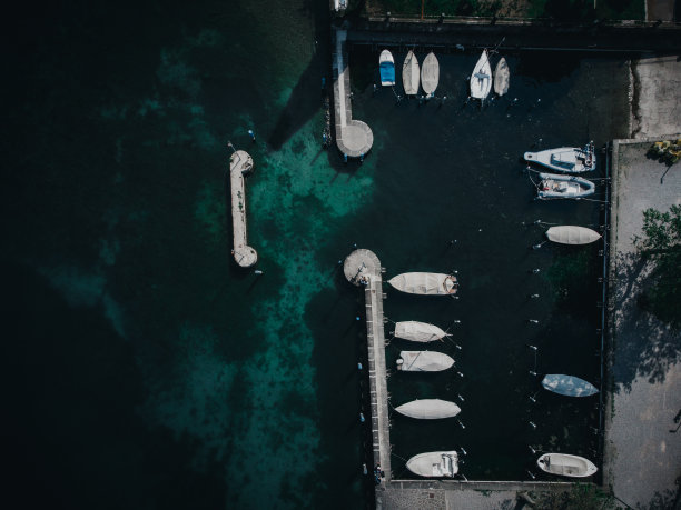 从无人机上欣赏伊塞奥湖的美景图片下载