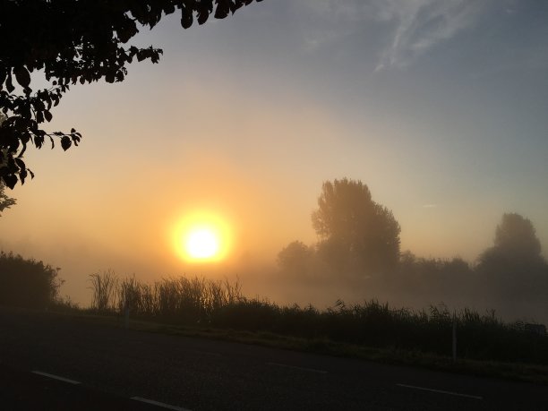 阿姆斯特尔河清晨朦胧的日出图片下载