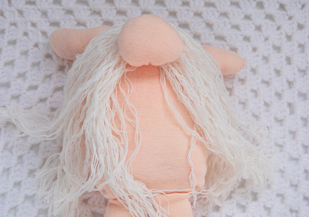 斯堪的纳维亚地精与长胡子红帽白色编织背景一步一步手工教程。自制的DIY图片下载