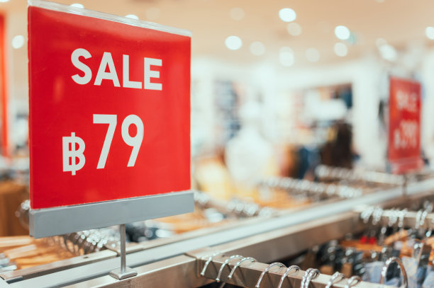 在零售商店，购物中心，在百货公司的衣架衬衫上减价79出售图片下载