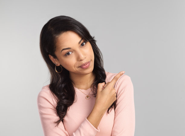 一个年轻漂亮的女人指着复印区图片下载