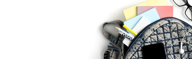 平铺顶视图背包与不同的彩色文具图片下载