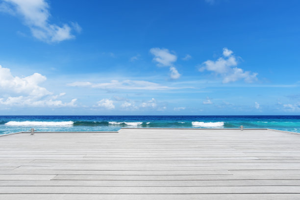 木制码头与热带海洋和蓝天的背景图片下载