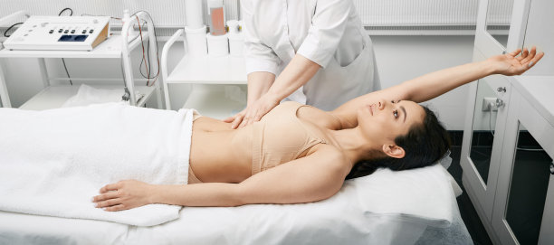 医学考试。医生对女性腹部进行预防性检查，以检查女性的内脏器官图片下载