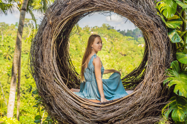 巴厘岛潮流，稻草窝无处不在。年轻的游客享受她的旅行巴厘岛，印度尼西亚。在一座美丽的山上停了下来。图为稻草窝，自然环境。生活方式图片下载