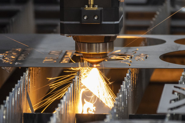 光纤激光切割机切割机切割金属板材。图片下载