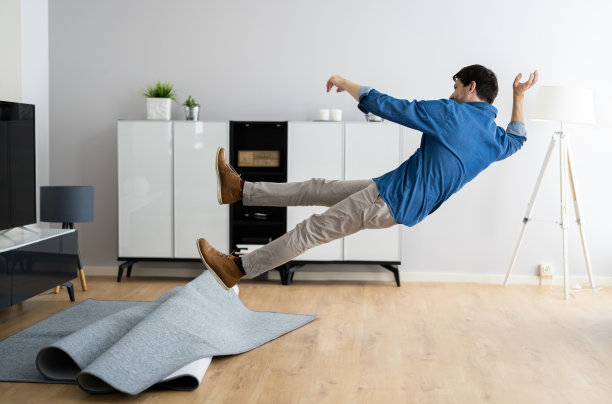 笨拙的跌倒在房子里图片下载