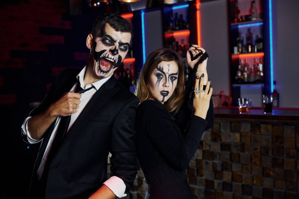 《老友记》在万圣节主题派对上化妆打扮吓人图片下载