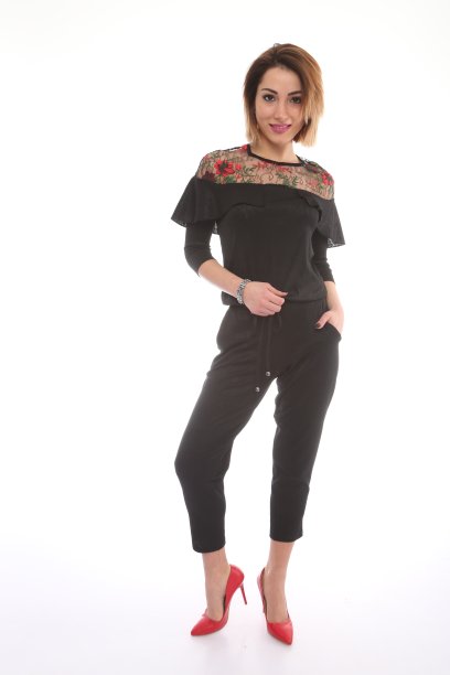 穿着漂亮衣服的年轻女子图片下载