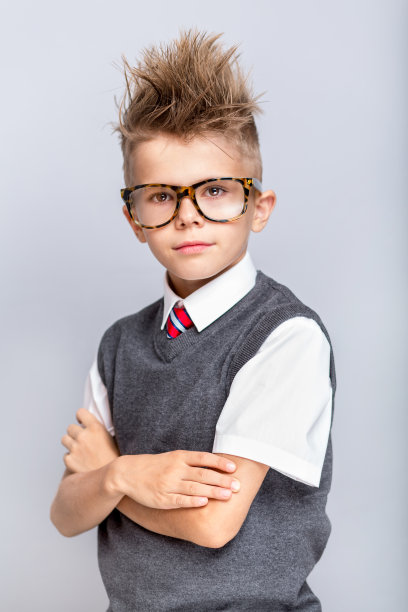 滑稽可爱的小男孩穿着优雅的校服图片下载