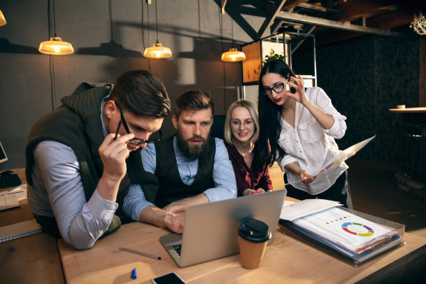 同事在现代的办公室里一起工作，在创意会议期间使用设备和小工具图片下载