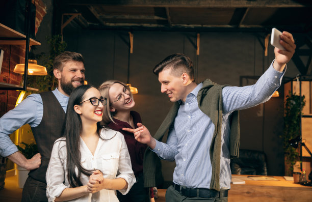 同事在现代的办公室里一起工作，在创意会议期间使用设备和小工具图片下载