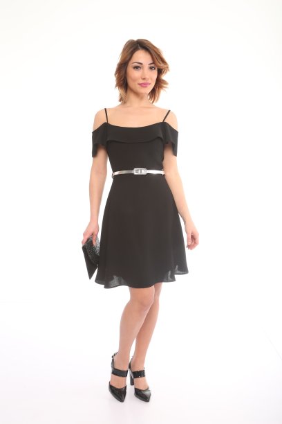 漂亮的年轻女子，穿着迷人的黑色礼服图片下载