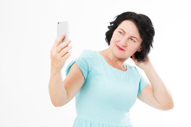 中年妇女在手机上自拍孤立图片下载