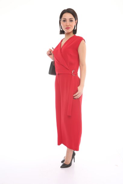 穿着红裙子，背着黑包的漂亮年轻女人图片下载