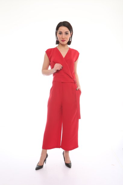 穿着红裙子，背着黑包的漂亮年轻女人图片下载