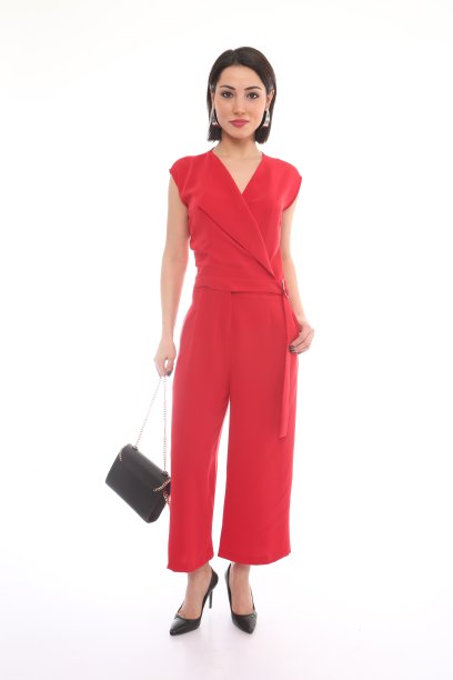 穿着红裙子，背着黑包的漂亮年轻女人图片下载