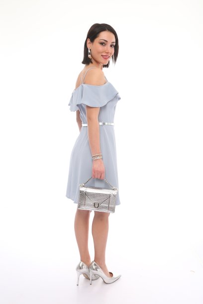 穿着蓝色衣服，带着手提包的漂亮年轻女子图片下载