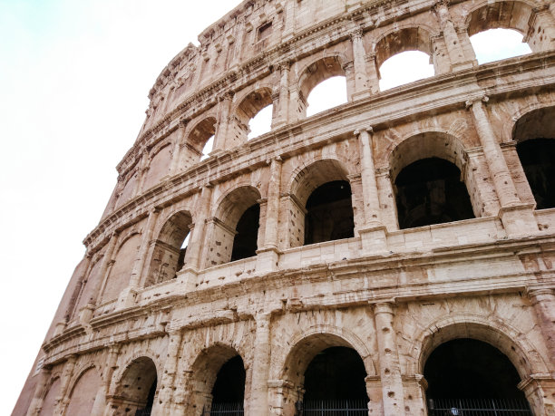 圆形大剧场外的大理石拱门部分在白色背景上图片下载