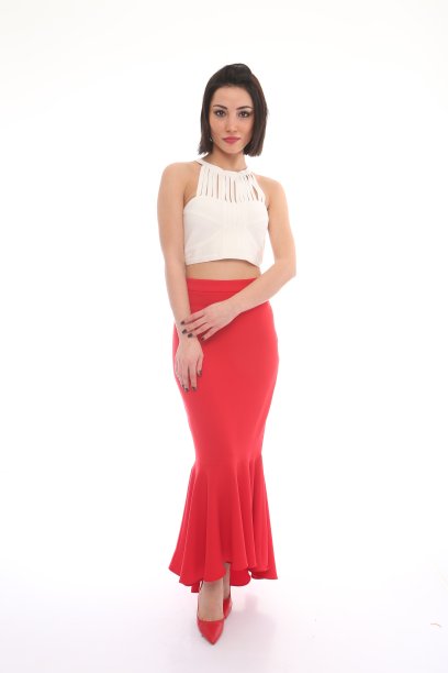 漂亮的年轻女子穿着红色长裙和白色t恤图片下载