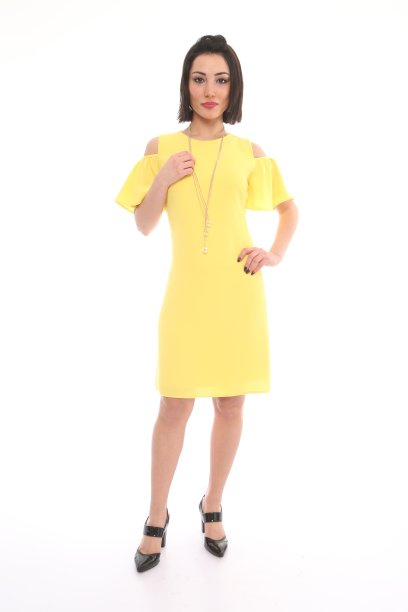 穿着黄色衣服的漂亮年轻女子图片下载