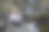 女孩坐在一块大石头上，在山河旁边的瀑布旁冥想。图片下载