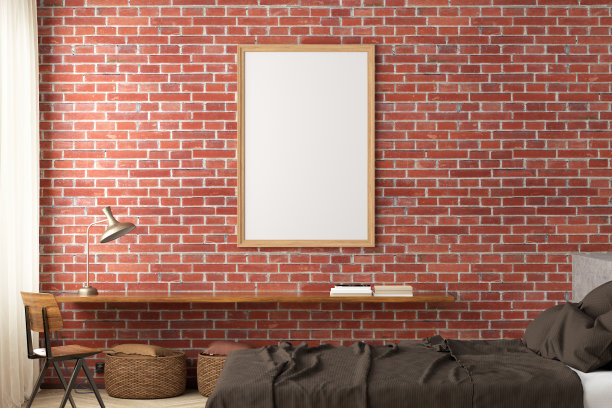 垂直空白海报框架模拟在阁楼卧室内部的红砖墙上。图片下载