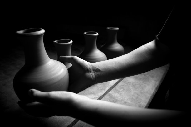 男人摆出他新做的陶罐图片下载