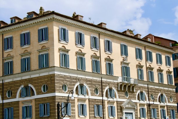 意大利罗马有许多窗户的建筑图片下载