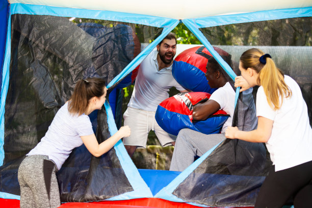 西班牙人和非洲朋友在充气拳击台上图片下载