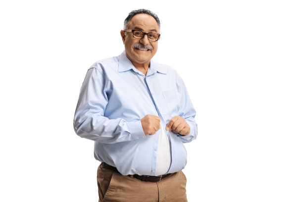 年长的男人试图穿上一件小号衬衫图片下载