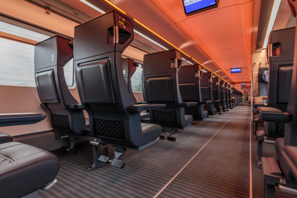 德国铁路上有中央通道的空车厢图片下载