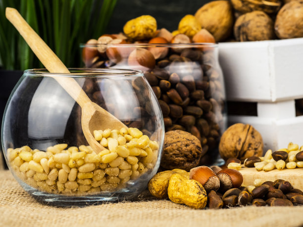 榛子、花生、核桃和松子。食物。健康饮食。西伯利亚雪松。图片下载