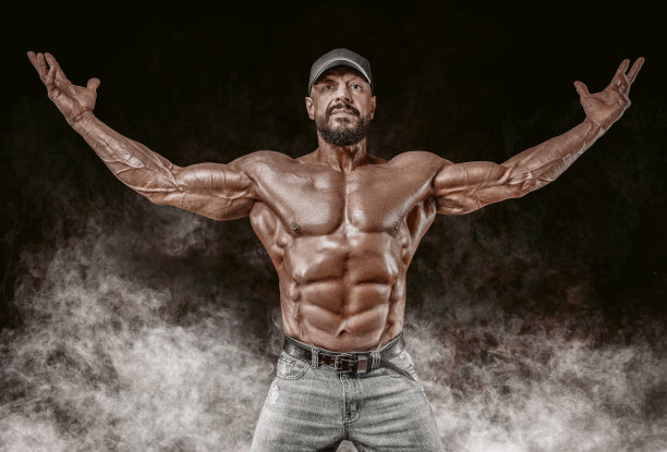 在工作室摆姿势的健壮运动员。健身和古典健美概念图片下载