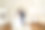 美丽而幸福的新娘和新郎在婚礼上花的拱门图片下载