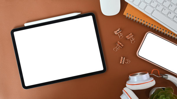 在棕色皮革上模拟数字平板电脑，智能手机，耳机和笔记本电脑。图片下载