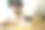 居家办公亚洲年轻的父亲写笔记本，把他的儿子放在膝盖上。看着笔记本。用笔记本电脑工作的企业家。一个男孩和爸爸坐在家里的厨房里。对冠状病毒大流行进行隔离。图片下载