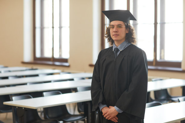 戴毕业帽穿毕业服的人图片下载