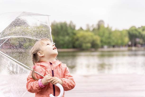 户外肖像一个可爱的蹒跚学步的女孩在伞下图片下载