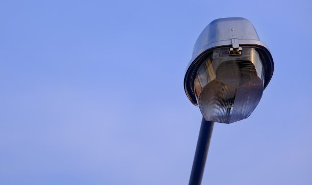 大立交高速公路街道上的一个大led路灯。特写镜头。图片下载