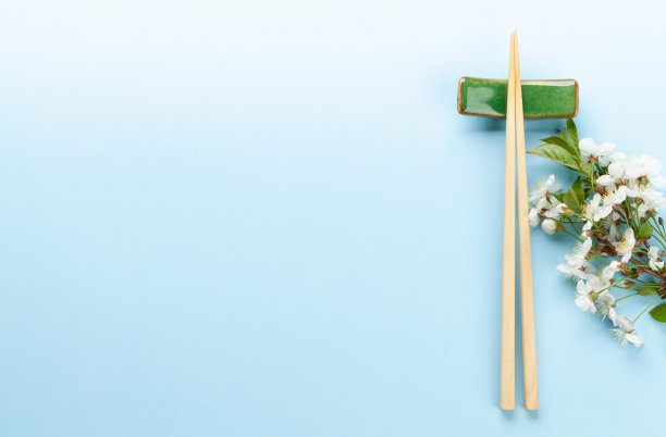 以樱花为背景的日本料理图片下载