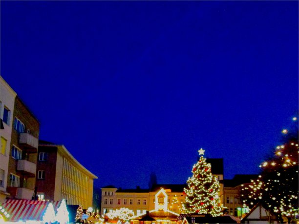 冬季黄昏施潘道老城广场奇妙的圣诞市场的树木和彩色的摊位装饰照明与周围的老建筑反射图片下载