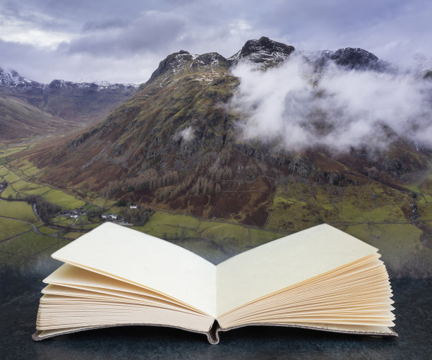 令人惊叹的无人机拍摄的冬季朗代尔山谷和山谷的景象，在想象的阅读书中出现了戏剧性的低空云雾图片下载