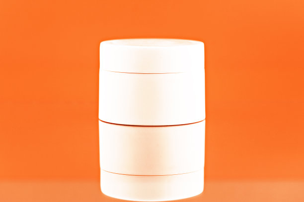 无品牌的塑料罐化妆品产品。皮肤护理和美容模型。品牌标识模型概念图片下载