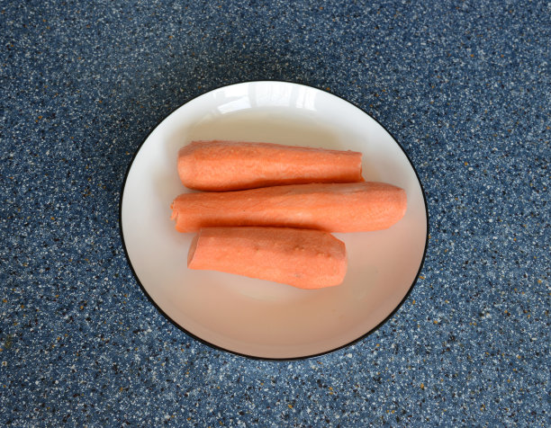 白盘子里的胡萝卜洗干净了图片下载