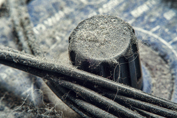 在高倍放大软焦点的旧塑料旋钮。电器设备上覆盖着一层厚厚的灰尘图片下载