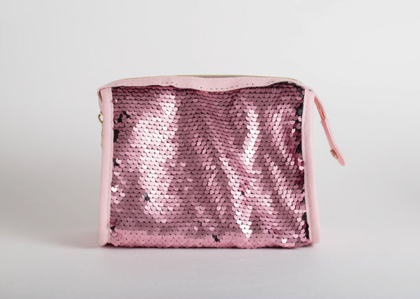 粉色闪亮的化妆包，白色背景，孤立。化妆师图片下载