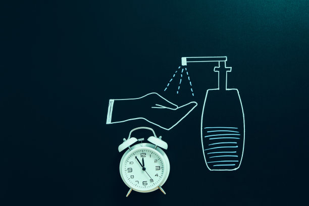 手消毒时间。瓶子插图画在一个黑色的黑板和一个白色时钟5到12。图片下载